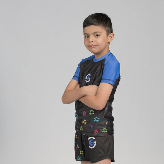 kid facing side on in junior solid grappling kids rashguard and shorts